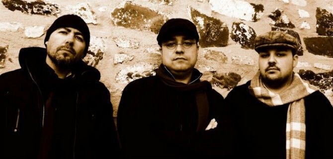 Acoustasonics Trio ofrece un zigzagueo folk por las músicas del mundo en las Cocheras del Puerto