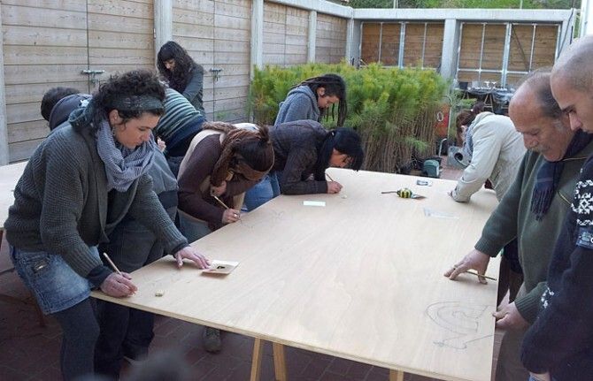 Una veintena de jóvenes aprende creatividad en madera en el Parque Moret
