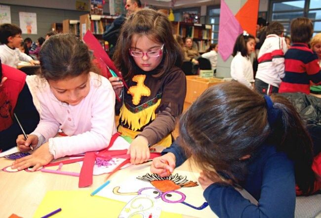 Los más pequeños elaboran sus caretas y disfraces en la Biblioteca Infantil de Cartaya