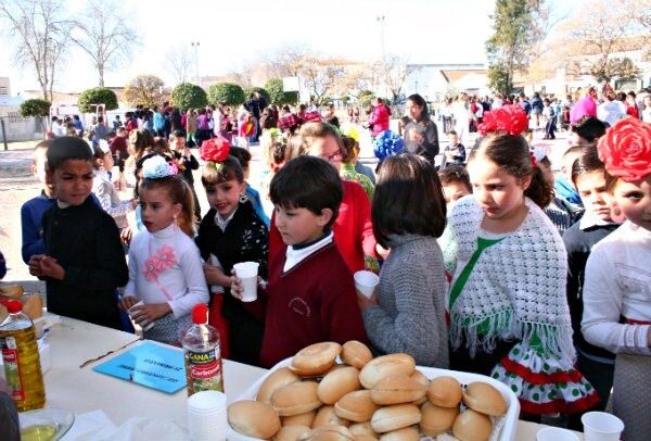 Los escolares cartayeros celebran el Día de Andalucía