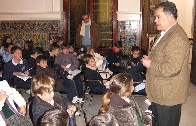 El alcalde de La Palma recibe a alumnos de las Carmelitas y les explica el funcionamiento del Ayuntamiento