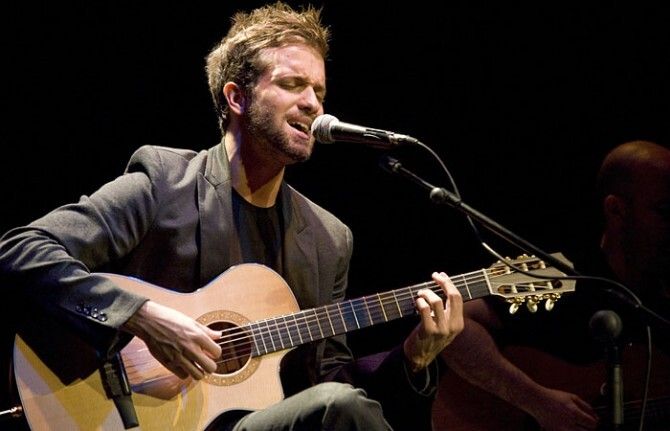 Pablo Alborán reaparece en Huelva tras su afección de garganta