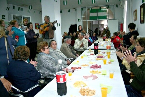 Los mayores de Cartaya celebran el Día de Andalucía