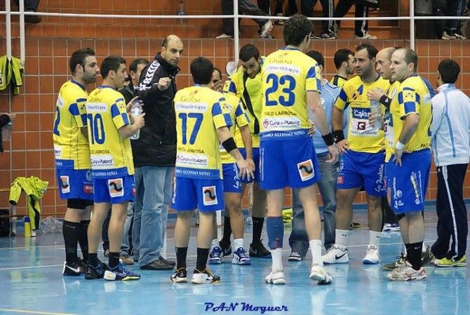 Un sacrificado punto para empezar (27-27)