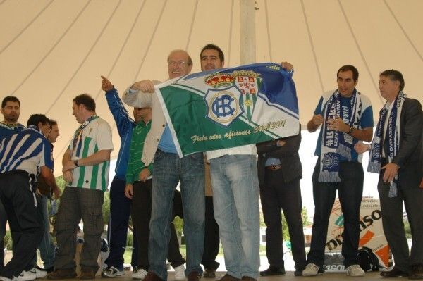 Las peñas del Recreativo y del Córdoba viven su fiesta del fútbol