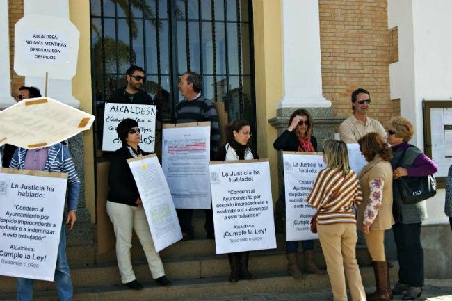 Los despedidos de Valverde muestran públicamente las sentencias que condenan al Ayuntamiento