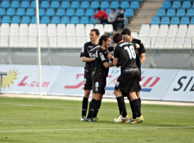 Dos fallos arbitrales impiden el triunfo del Decano en Almería (2-2)