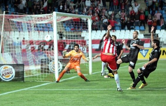 Dos fallos arbitrales impiden el triunfo del Decano en Almería (2-2)