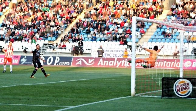 Dos fallos arbitrales impiden el triunfo del Decano en Almería (2-2)