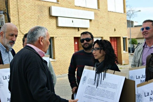 Los despedidos de Valverde denuncian que la alcaldesa ni los readmite ni les paga lo que les debe