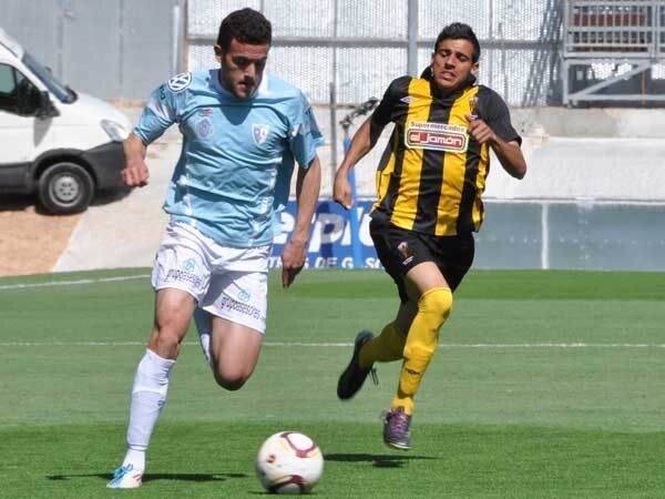 Derrota de doble penalti del San Roque en Lucena (2-0)