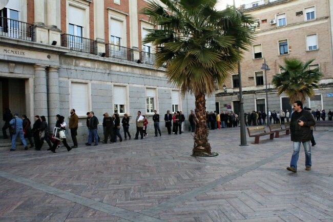 El Ayuntamiento reparte las 2.500 primeras guías de la Semana Santa en menos de una hora