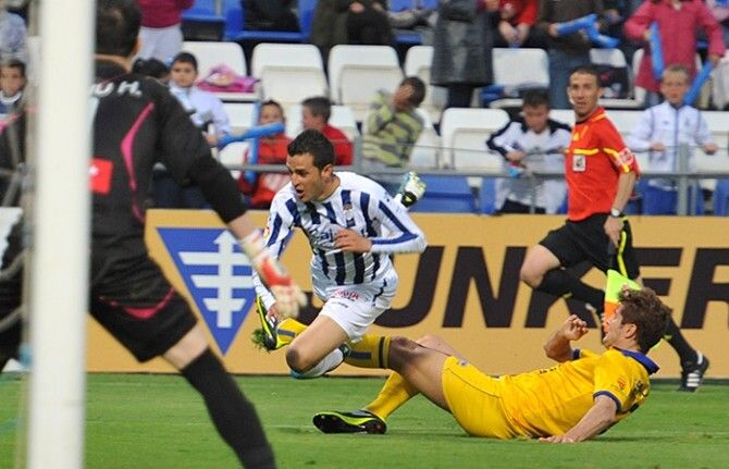 Racha cortada con desatino y mal arbitraje (1-2)