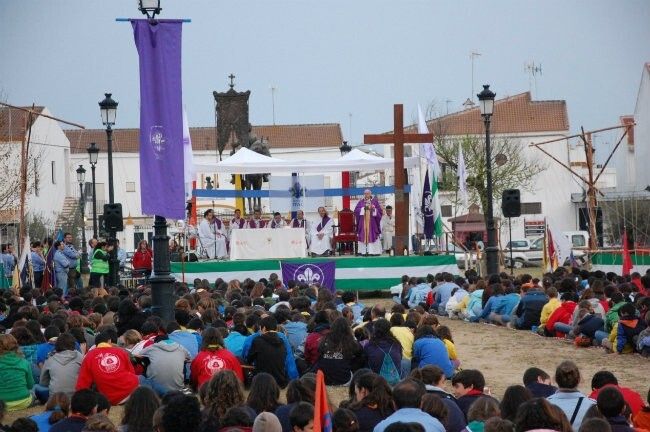 El obispo de Huelva junto a los scouts en torno a la Virgen del Rocío
