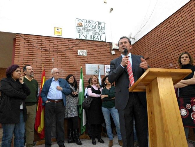 Una exposición conmemora el XXV aniversario del colegio Enebral de Punta Umbría