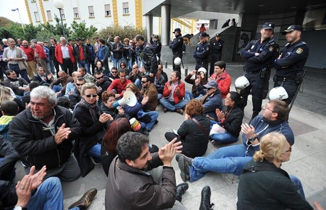 Representantes de UGT y CCOO recorren la capital para provocar el cierre de comercios