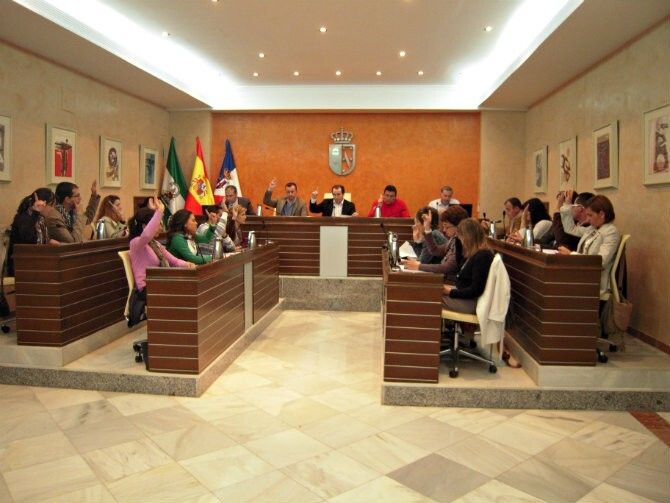 Almonte acuerda suprimir las empresas Emvial y Avantur y reducir los contratos externalizados