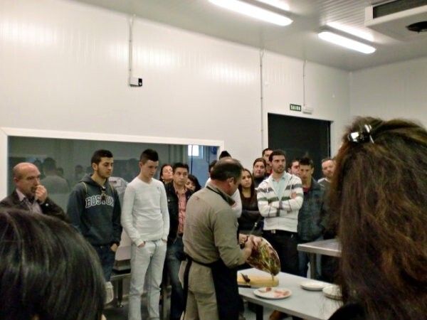 Alumnos y profesores de la Escuela de Hostelería de Punta Umbría visitan el Teica de Cortegana