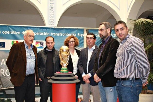 Ayamonte acoge el trofeo de la Copa del Mundo de Fútbol