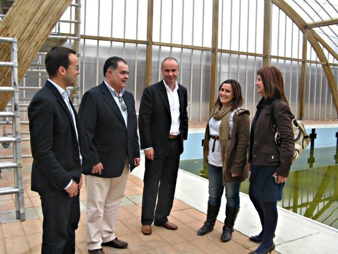 La instalación de la cubierta de la piscina culmina las obras del Polideportivo de la Palma