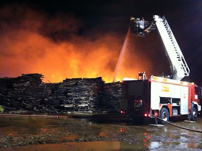 Controlado el incendio en la fábrica de ENCE que quedará extinguido cuando se consuma el combustible
