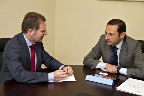 La Diputación presenta a los empresarios de Huelva su plan de infraestructuras