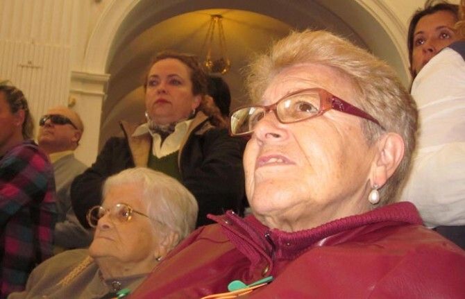 Los mayores cartayeros visitan a la Virgen del Rocio y celebran una jornada de convivencia en la aldea