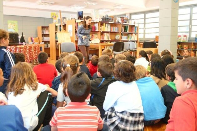 Dragones, princesas y caballeros toman por unas horas la Biblioteca de Cartaya en el Día del Libro