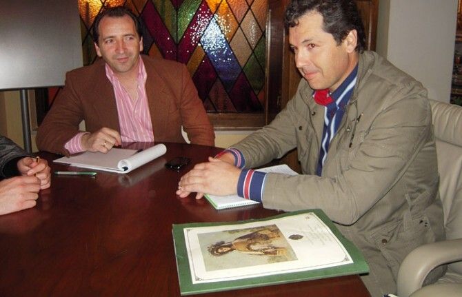 El alcalde de Almonte recibe en el Ayuntamiento al hermano mayor de la Hermandad Matriz