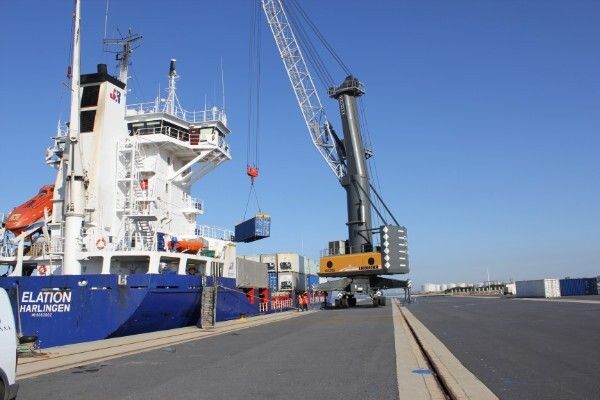 El barco de MEL Shipping inicia la descarga de contenedores