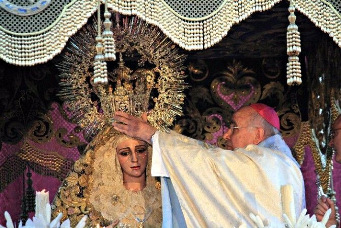 Huelva corona con oro, amor y gloria a la Victoria