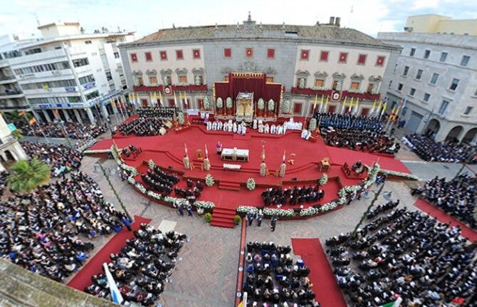 Huelva corona con oro, amor y gloria a la Victoria