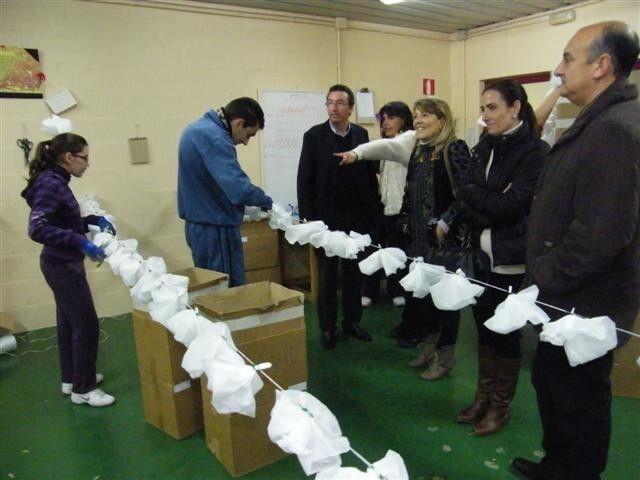 Los alumnos del COI visitan los trabajos de ornamentación de la calle Mayor para la romería de La Bella