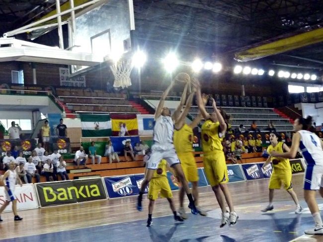 El Femenino Cáceres da la sorpresa y vence al Real Canoe (65-67)