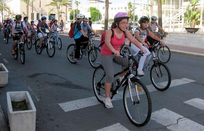 Más de 150 escolares marchan en bici por la Vía Verde de Salinas del Astur