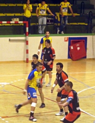 Un cruel final reduce a un partido a muerte la última vía de ascenso (27-28)