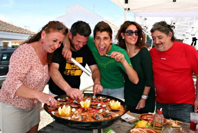 Paellas y deporte a pie de playa para celebrar la llegada de la primavera en El Rompido