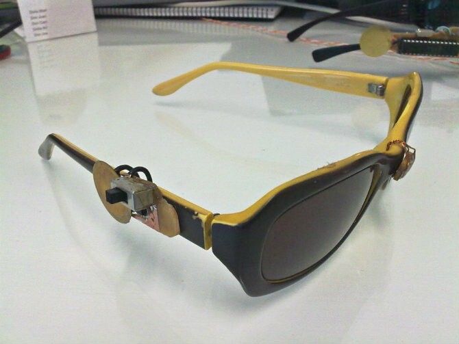 Un centro de formación de Bollullos realiza unas gafas para invidentes