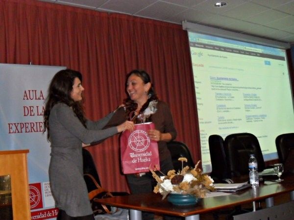 El Ayuntamiento da a conocer el Archivo Municipal en el Aula de la Experiencia de la UHU
