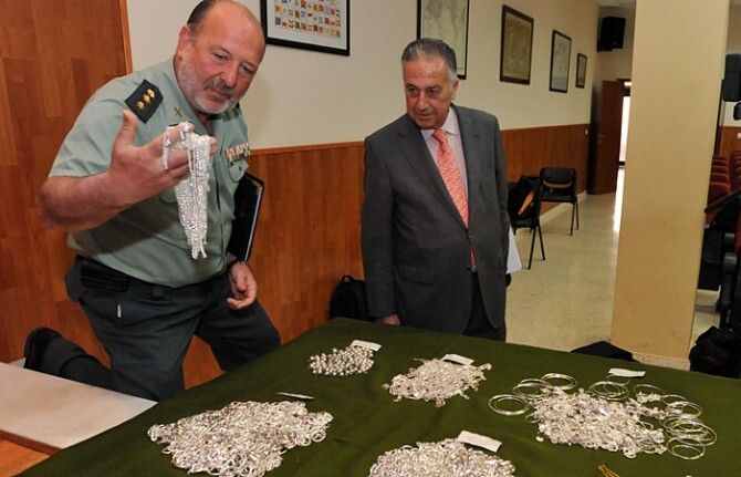 Dos detenidos y tres imputados tras la intervención de 15.500 joyas de contrabando
