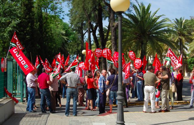 Protesta de UGT y CCOO ante la Junta por su política en el sector público