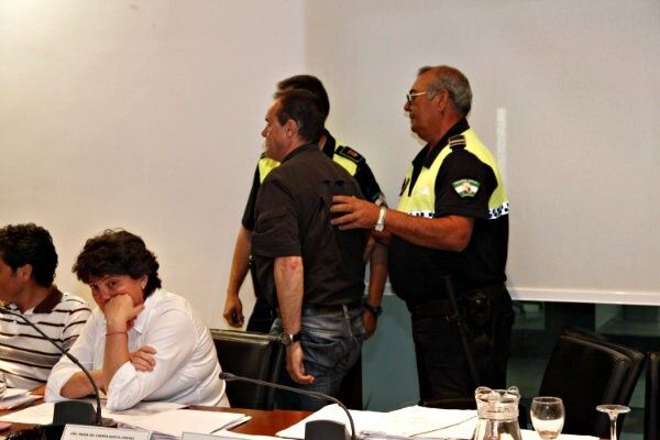 El alcalde de Cartaya hace que la policía expulse del pleno al portavoz de IU