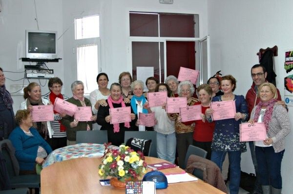 La asociación de mujeres La Natividad descubre el placer de la escritura en una taller de creación literaria