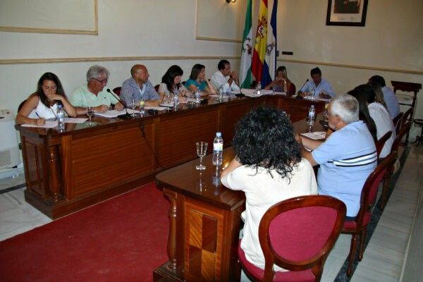 El pleno de San Juan del Puerto aprueba la concesión de becas y ayudas para los talleres culturales