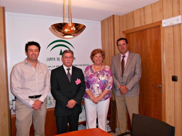 La delegada de Igualdad anima a los centros comerciales a poner en marcha iniciativas de ahorro