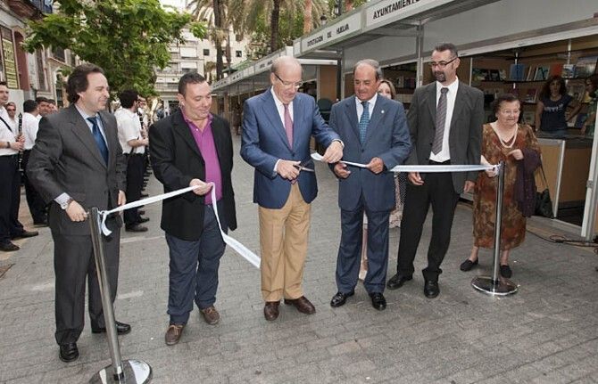 La gran librería de Huelva se abre a la calle para combatir la crisis