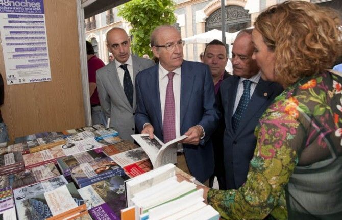 La gran librería de Huelva se abre a la calle para combatir la crisis