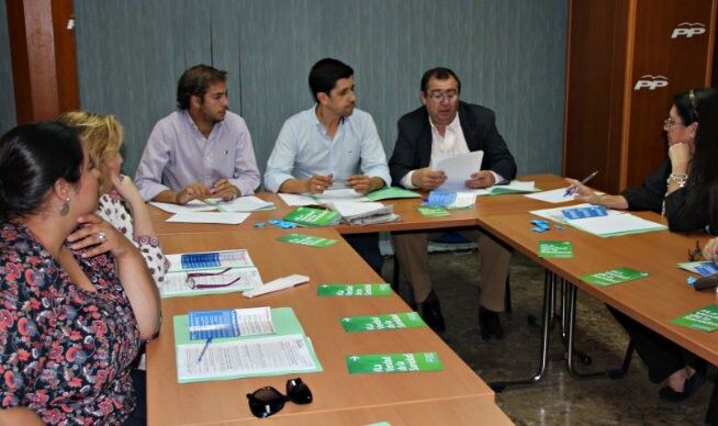 El PP denuncia que la Junta 'recortará' el sueldo de los médicos onubenses 'en 7.200 euros' anuales
