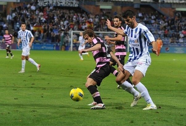 El Betis ofrece jugadores para rebajar la cláusula de Álamo