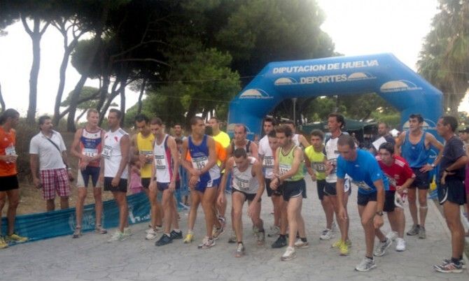 Cerca de 300 corredores participan el domingo en la I Media Maratón a pie de playa de Cartaya